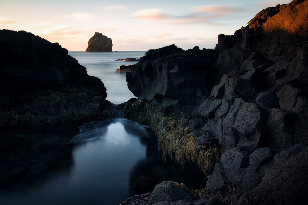 Di Reykjanes Semenanjung ada pasir hitam pantai Sandvik - Sandvík | Secret World Trip Planner