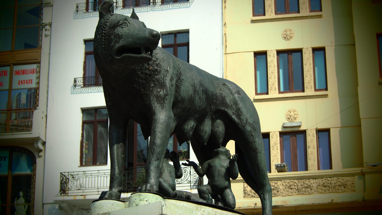 Bukarest / statyn av den romerska vargen - București | Secret World Trip Planner