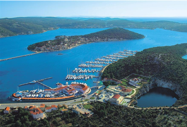 Dragon's Eye Lake - Rogosnizza | Secret World Trip Planner