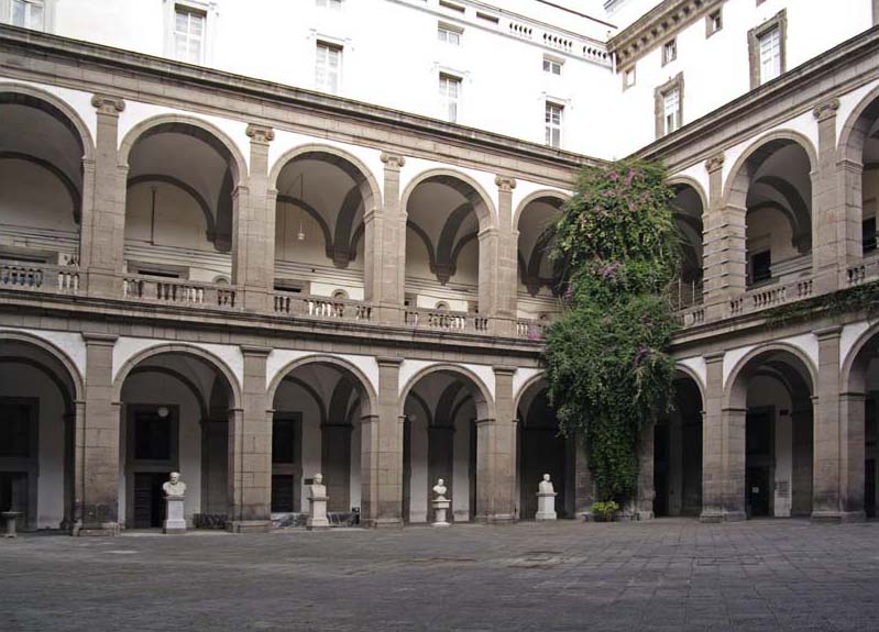 તારણહારનું ઘર - મૂર્તિઓનું આંગણું - Napoli | Secret World Trip Planner