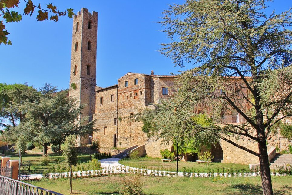 శాన్ పియట్రో అన్ని ' షర్టో మాజీ చర్చి - Massa Marittima | Secret World Trip Planner