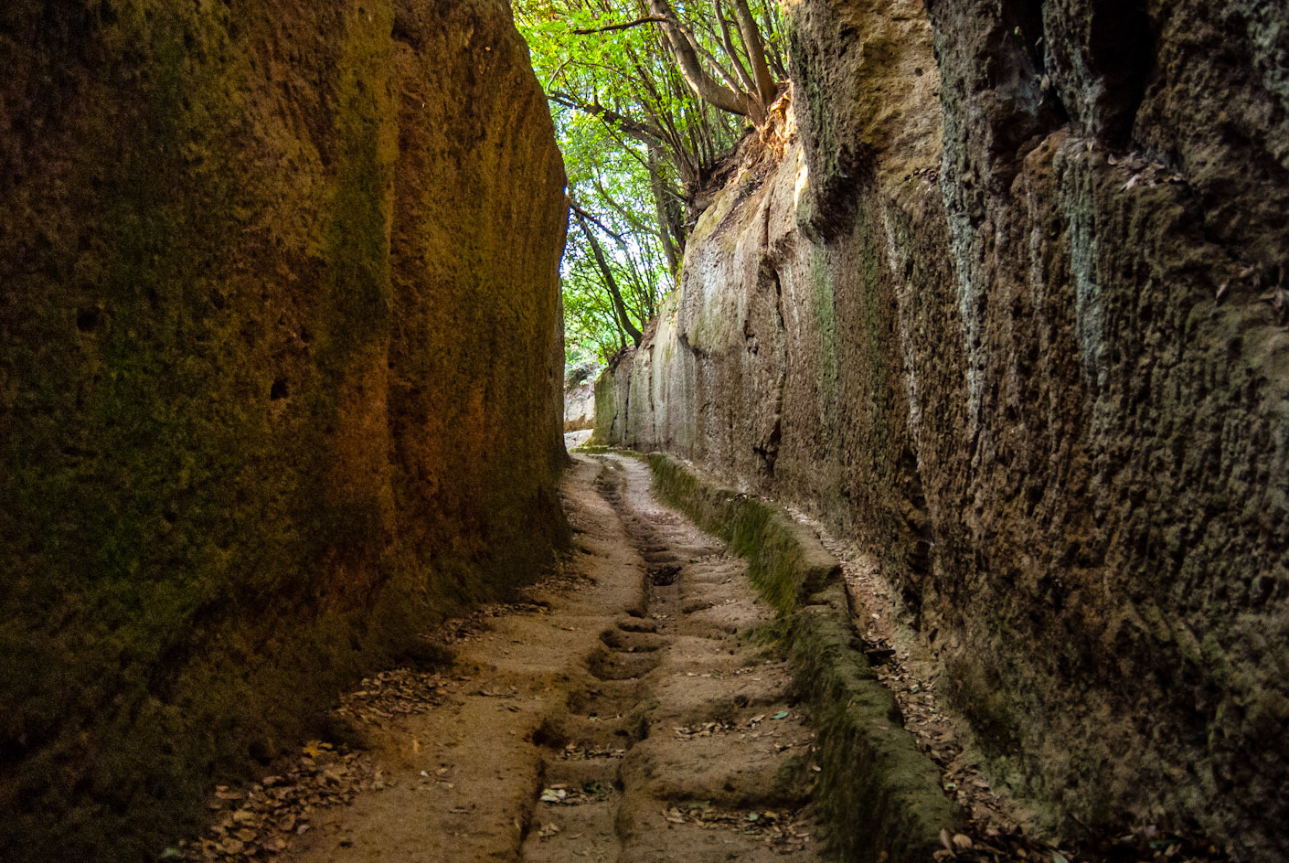 ইট্রাসস এন্ড প্রাচীন গুহা রাস্তায় - 34 | Secret World Trip Planner