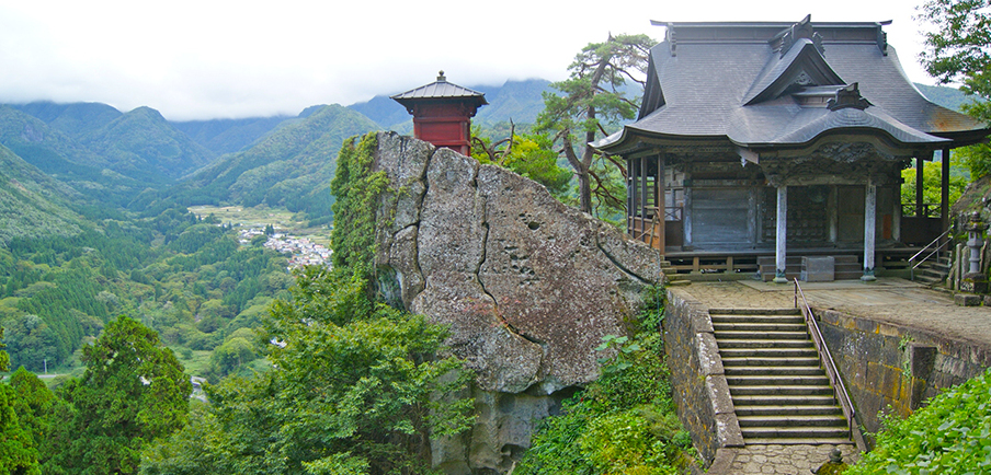 山寺は山形市の近くにある風光明媚なお寺です