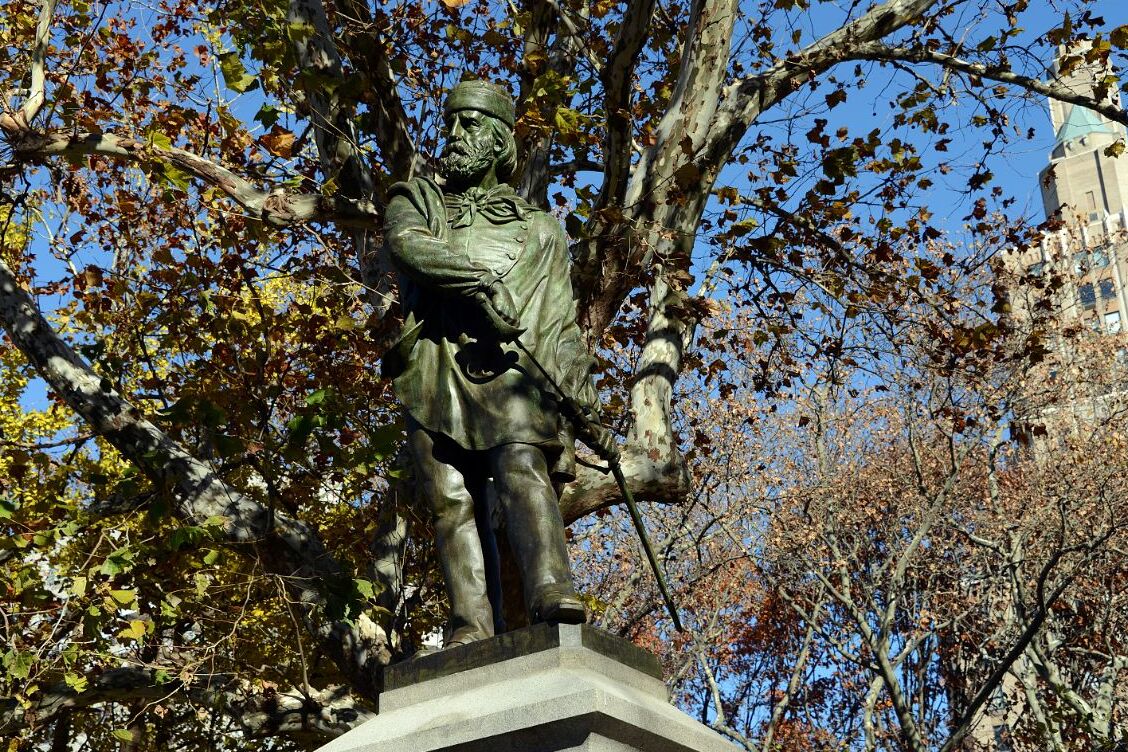 Styttu af Garibaldi í Washington Square Park - New York | Secret World Trip Planner