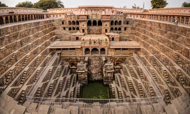 Descendo ao mistério: O enigmático Chand Baori - Bandikui | Secret World Trip Planner