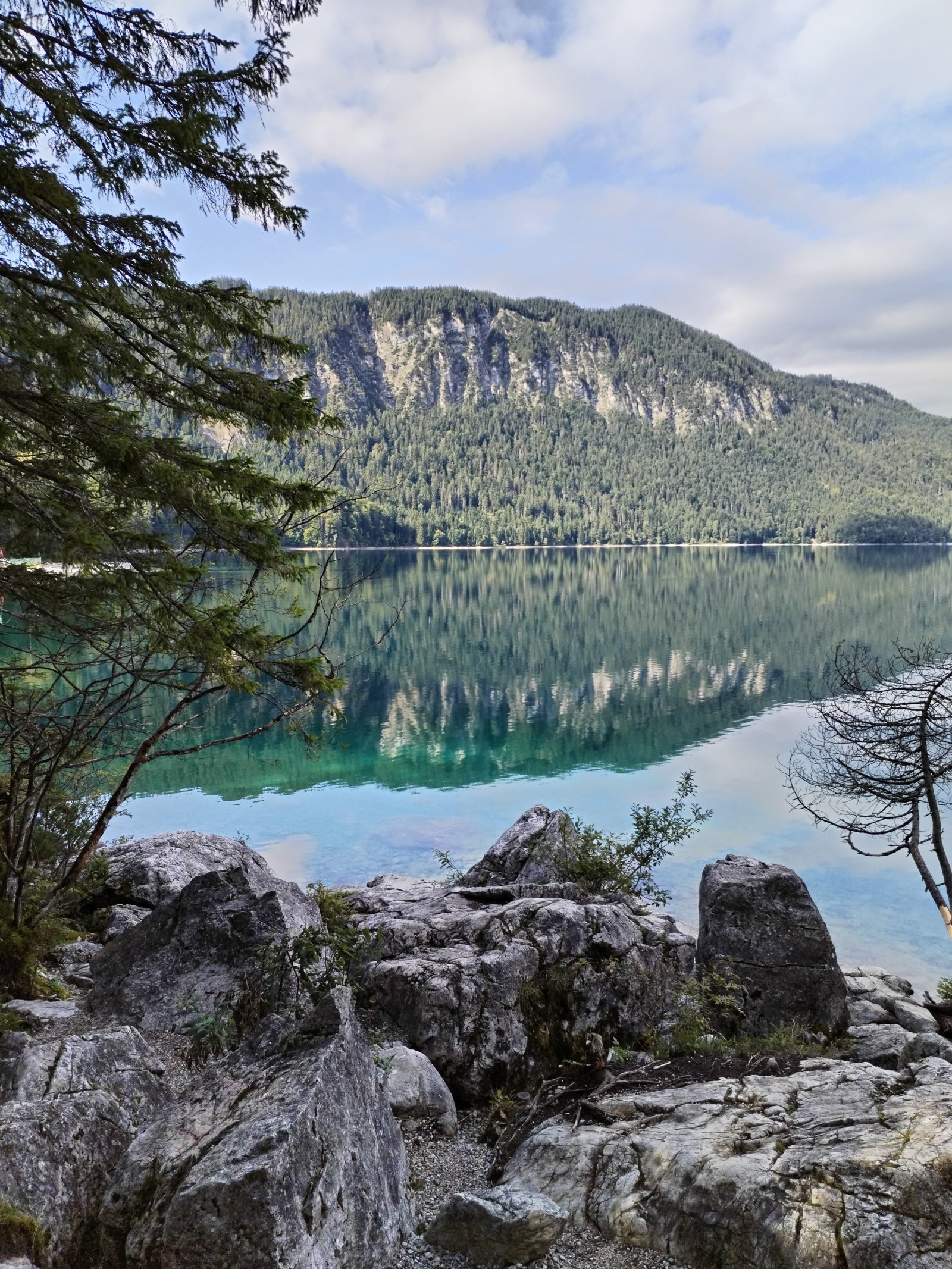 Bayern / Lake Eibsee ett kristallklart naturligt underverk - Grainau | Secret World Trip Planner