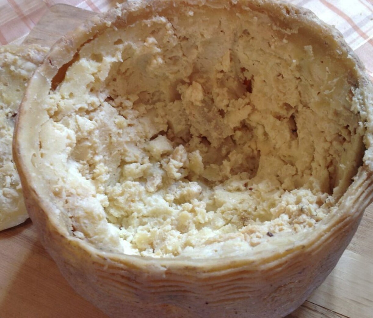 Το pecorino marcetto (που ονομάζεται επίσης cacio marcetto) - Castel del Monte | Secret World Trip Planner