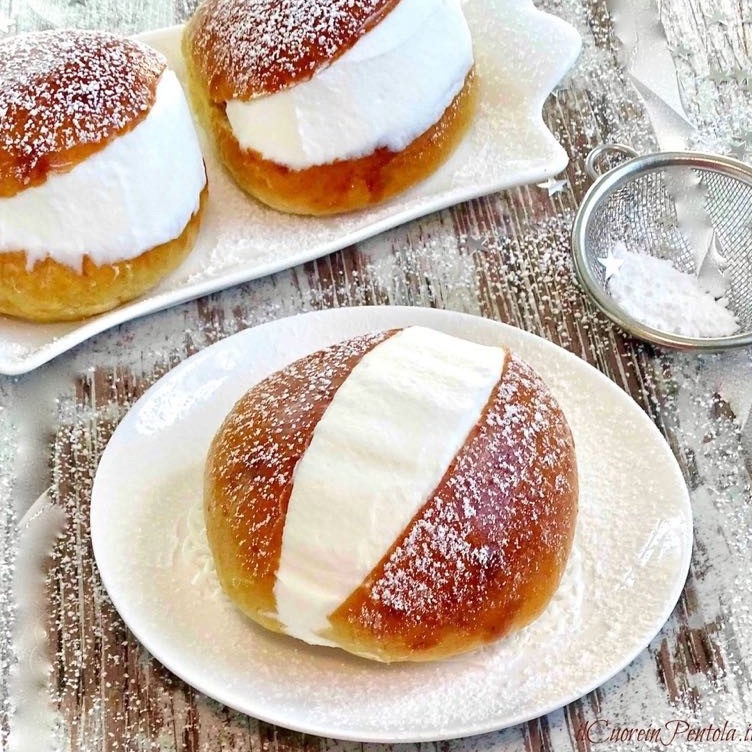 Maritozzi jsou měkké paninidolci plněné šlehačkou, chamtivý dělat - Roma | Secret World Trip Planner