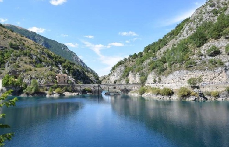 झील सैन डोमेनिको उसके पानी पन्ना रंग का है - Abruzzo | Secret World Trip Planner