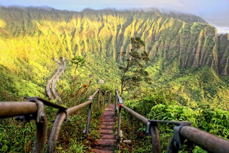 ハワイ、オアフ島の俳句の階段 - Hawaii | Secret World Trip Planner