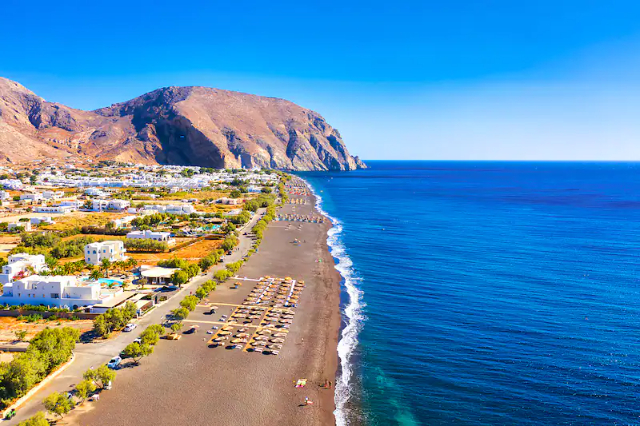 Paralia Perissa : un chef-d'œuvre volcanique dans le sable noir de Santorin - Paralia Perissa | Secret World Trip Planner